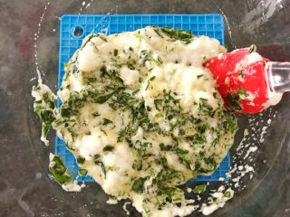 15、三文鱼奶酪菠菜蛋卷,轻轻地搅拌均匀，（不需要搅多时间，以免消泡）。