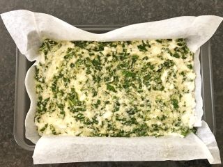 17、三文鱼奶酪菠菜蛋卷,将混合好的所有食材，倒入烤盘上，用刮刀轻轻抹平，送入烤箱中，上下火180度，烤15分钟。