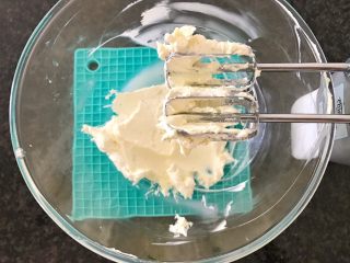 21、三文鱼奶酪菠菜蛋卷,用搅拌器搅拌至顺滑就可以了，