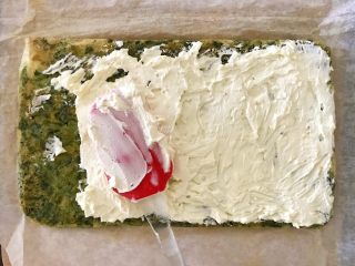 23、三文鱼奶酪菠菜蛋卷,凉却后的蛋糕，翻个面，将奶油奶酪摸上去，