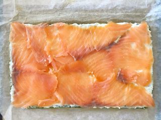 24、三文鱼奶酪菠菜蛋卷,再铺上烟熏三文鱼，