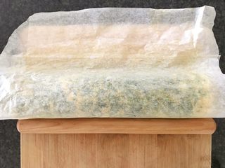 26、三文鱼奶酪菠菜蛋卷,也可以借助擀面棒，就OK了。