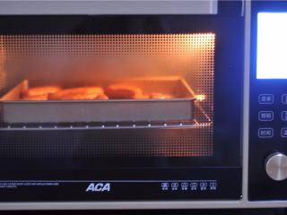 3、花朵寿司——小朋友最爱哦,放入烤箱，220度烤20分钟，取出冷却备用