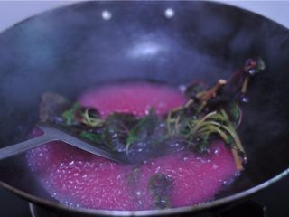 4、花朵寿司——小朋友最爱哦,苋菜清洗干净，放入开水里汆烫，取汁备用