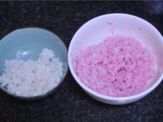 5、花朵寿司——小朋友最爱哦,刚煮出来的米饭分成两份，多的一份加入苋菜汁和寿司醋、少许盐，拌匀，白米饭也加入寿司醋拌匀