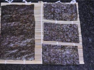 6、花朵寿司——小朋友最爱哦,海苔片平从中间剪开，将其中一片分成三份