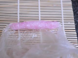 8、花朵寿司——小朋友最爱哦,放入保鲜袋里，用手搓成和海苔一样长的圆柱形，反复多搓几次，让米饭变得更紧实