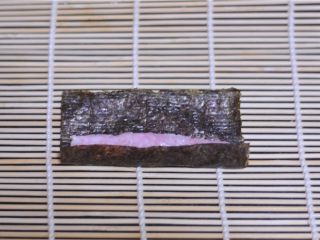 9、花朵寿司——小朋友最爱哦,搓好的米饭条放在紫菜片的一端，卷起来