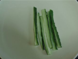 12、花朵寿司——小朋友最爱哦,黄瓜切粗条（尽量选带皮的）