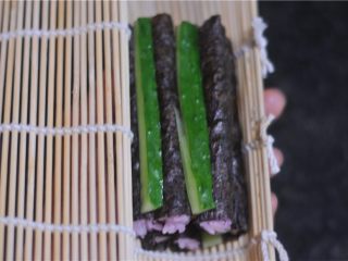 15、花朵寿司——小朋友最爱哦,轻轻转动，将每两根空隙中间都放上黄瓜条