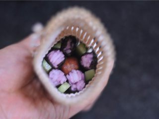 16、花朵寿司——小朋友最爱哦,侧面检查下黄瓜条的位置是否到位，稍微调整下