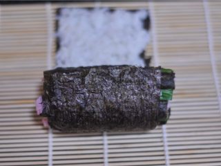 19、花朵寿司——小朋友最爱哦,将17步做好的寿司放在上面，卷起来