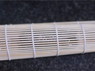 20、花朵寿司——小朋友最爱哦,收紧帘子，前后滚动几下，定型