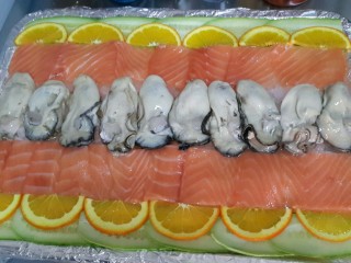 3、刺身三文鱼拼生蚝,生蚝取肉洗净，如图