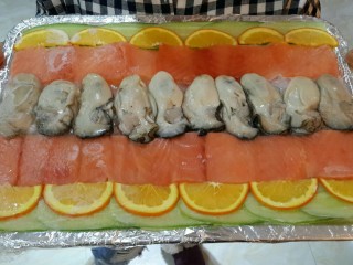 4、刺身三文鱼拼生蚝,冷藏3-5分钟后，食用