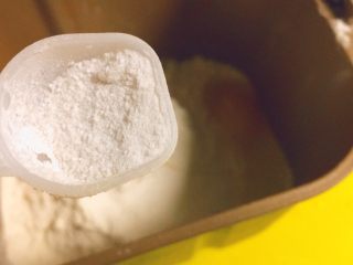 3、媳妇儿的手艺★老北京炸酱面,然后放4-5g的盐，放盐和鸡蛋的作用都是为了让面筋道，不爱断。