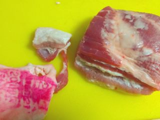 6、媳妇儿的手艺★老北京炸酱面,接下来，我们来做酱的部分。先把五花肉洗净，去皮。