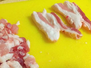 7、媳妇儿的手艺★老北京炸酱面,再切厚大概1.5厘米的厚片。