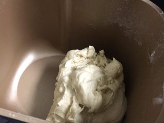 14、媳妇儿的手艺★老北京炸酱面,这时候，面包机里面的面，和好了，我们来看看。还不错哦！然后我们就盖上盖子，让它醒25分钟以上。