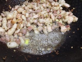 16、媳妇儿的手艺★老北京炸酱面,直到，煸出了好多油。这样差不多了。