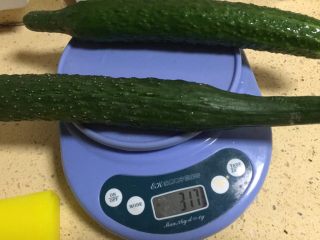 29、媳妇儿的手艺★老北京炸酱面,首先是黄瓜，准备300g左右