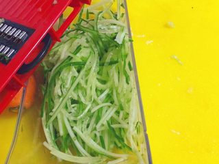 31、媳妇儿的手艺★老北京炸酱面,用这种料理工具，切成丝，或者手切成丝。