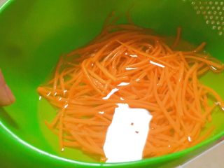 35、媳妇儿的手艺★老北京炸酱面,投凉水，然后沥干水分备用。