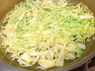 36、媳妇儿的手艺★老北京炸酱面,同样，大头菜也焯一下，软了变色即可。