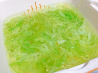 37、媳妇儿的手艺★老北京炸酱面,同样用凉水过一遍，挤干水分，备用。