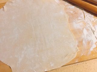 39、媳妇儿的手艺★老北京炸酱面,面好了，我们来切面啦！首先取3分之1的面出来，洒上一些干面粉，擀成薄饼。