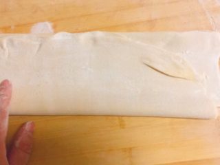 40、媳妇儿的手艺★老北京炸酱面,然后对折再对折。如图。确定中间干面够，不会黏在一起哦。