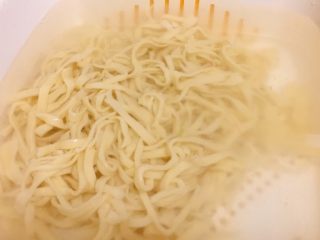 44、媳妇儿的手艺★老北京炸酱面,然后用温水投一下面条，让面更清爽。