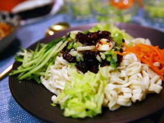 46、媳妇儿的手艺★老北京炸酱面,也可以这样摆盘，把面条放盘子里面，洒上肉酱，再放葱花，四边放上配料，最上面放上几个蒜片。齐活！！漂亮吧？