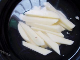 8、麻辣香锅,土豆去皮，切成跟胡萝卜粗细一样的条