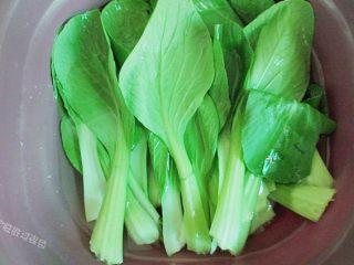 9、麻辣香锅,青菜去根，用盐水浸泡半小时，清洗干净