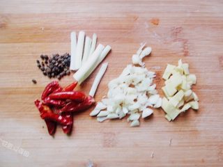 15、麻辣香锅,准备花椒、麻椒、干辣椒、葱姜蒜等香料