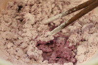 2、紫薯卷饼,加入50g开水，用筷子搅匀，再加入20g凉水搅成絮状