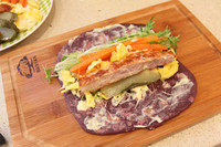 6、紫薯卷饼,饼上刷酱，码上蔬菜和肉肉，卷起来开吃！