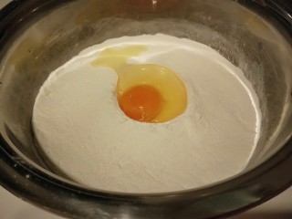 1、河北驴肉火烧,早餐吃，晚上就要把准备了，250克面粉，打入一个鸡蛋。