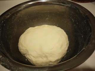 5、河北驴肉火烧,在一起合成面团，合好的面团不会光滑，醒放一会在揉均匀即可发酵了。