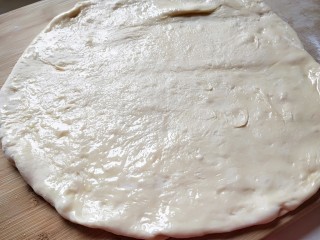 8、河北驴肉火烧,刷均匀花生油。