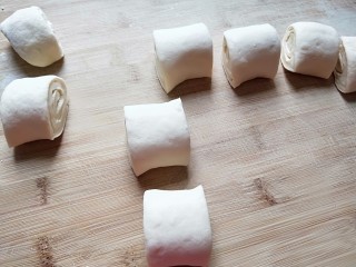 9、河北驴肉火烧,卷成卷切成段。