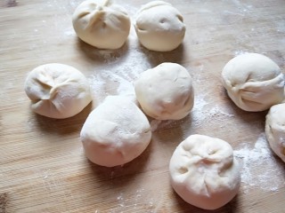 10、河北驴肉火烧,两头捏紧在擀成皮。