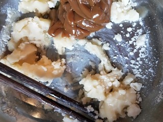 12、河北驴肉火烧,加入火锅调料酱拌均匀。