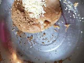 13、河北驴肉火烧,加入鸡精，加入适量饺子料粉合成油面团。