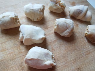 20、河北驴肉火烧,在卷成卷，揪成火烧剂子，两头一样捏紧。