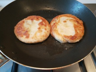 23、河北驴肉火烧,煎制两面金黄出锅。