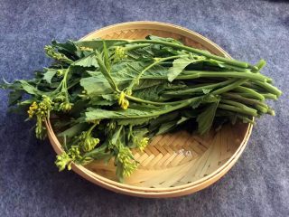 1、酸菜炒肉末~附上酸菜制作方法!,芥菜去掉老的部分,清洗干净。买不到芥菜苔,用没有长苔的芥菜也可以同样用这个简单的方法制作的。