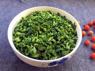 4、酸菜炒肉末~附上酸菜制作方法!,趁着芥菜还热,马上把芥菜盛到碗中,可以用手轻轻压一压,让芥菜更好受热均匀。