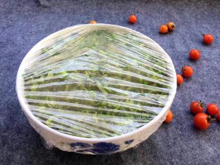 5、酸菜炒肉末~附上酸菜制作方法!,盖上保鲜膜,常温下让其静静的腌制。夏天一般2~3天左右就可以吃了,冬天时间较长一些,大概5~7天左右。